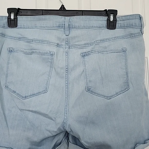 SIZE 16 OLD NAVY WOMAN'S DENIM SHORTS - Picture 6 of 9
